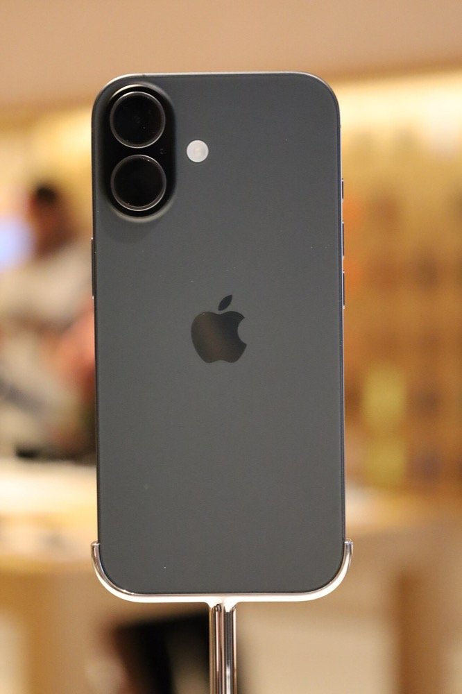 iPhone preto visto de trás em uma loja