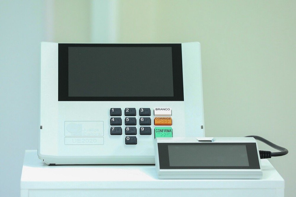 Urna eletrônica brasileira modelo UE2020 com teclado e terminal do mesário