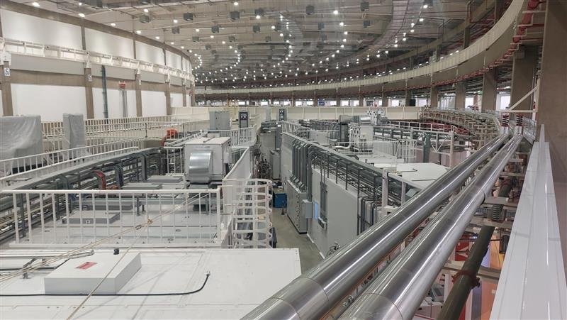 Salão do acelerador Sirius com as cabanas das linhas de luz ao redor do anel, em Campinas