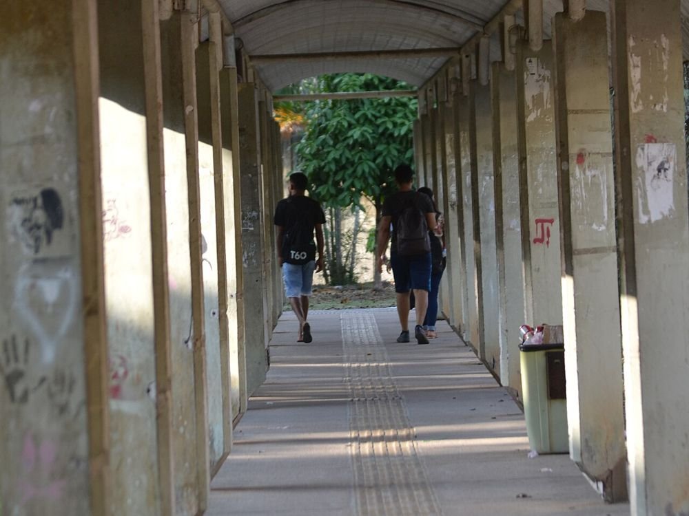 Estudantes caminham por passarela coberta do Campus Guamá da UFPA, em Belém