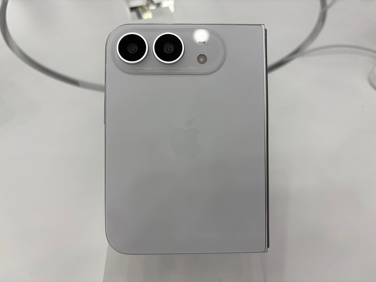 Traseira do iPhone Duo branco com duas câmeras de 48 MP em exposição