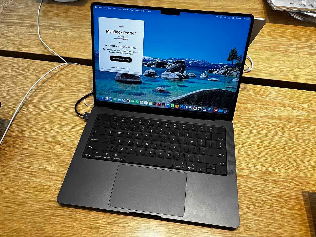 MacBook Pro de 14 polegadas com chip M5 preto-espacial aberto sobre uma mesa, com o entalhe no alto da tela