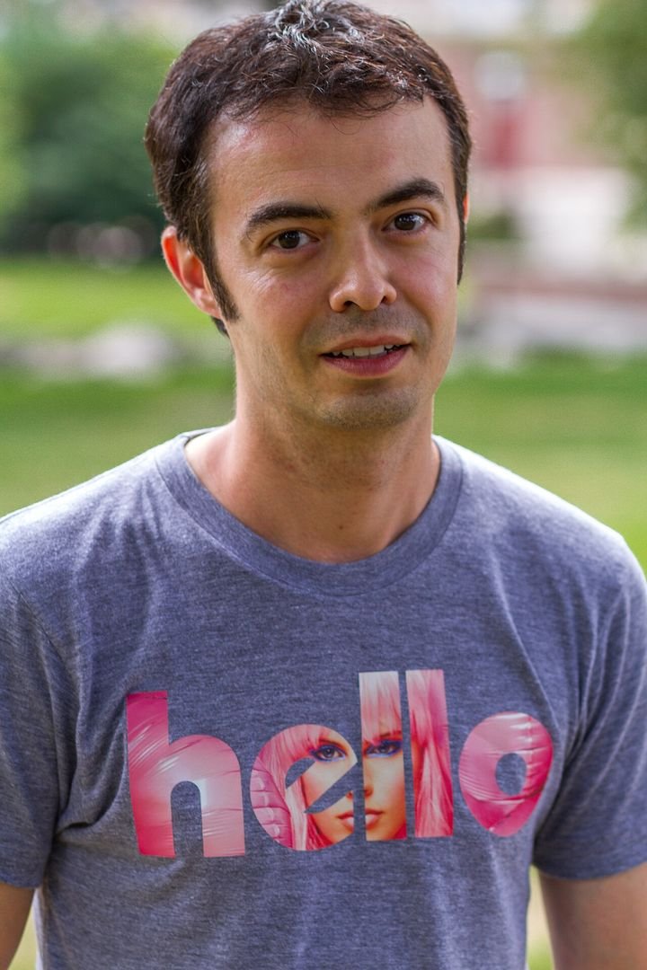 Orkut Büyükkökten, criador do Orkut, com camiseta do app Hello em 2015