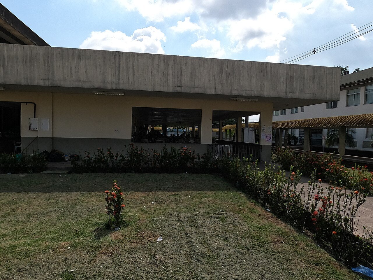 Prédio do Campus Belém da Universidade Federal do Pará, com jardim em frente