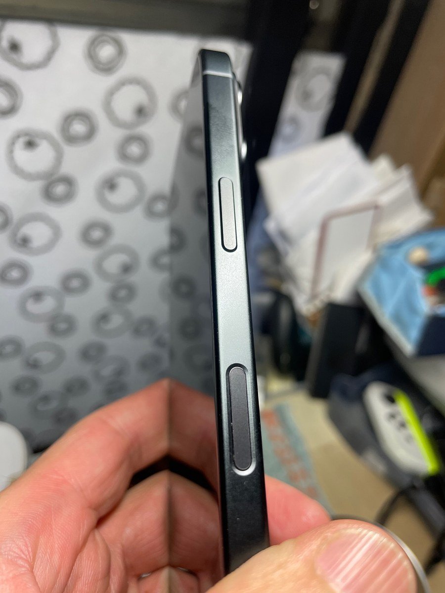 Lateral de um iPhone 16 preto com o botão lateral e o botão Controle da Câmera