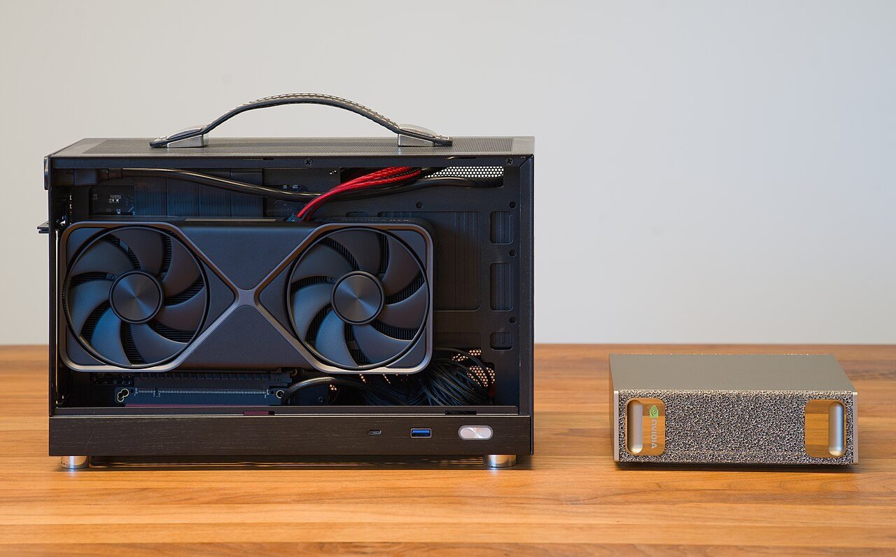 Mini PC NVIDIA DGX Spark ao lado de um PC compacto com placa de vídeo GeForce RTX 5070