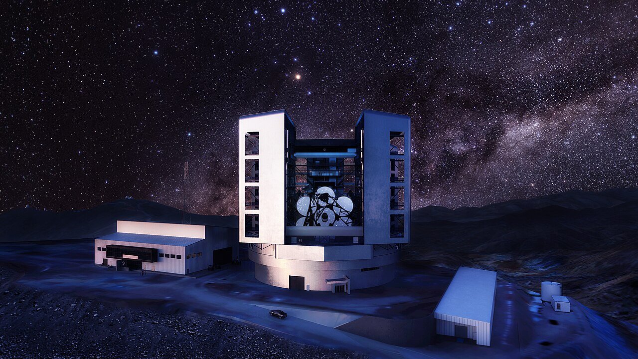 Ilustração do Telescópio Gigante Magalhães pronto, com o domo aberto sob o céu estrelado do Atacama