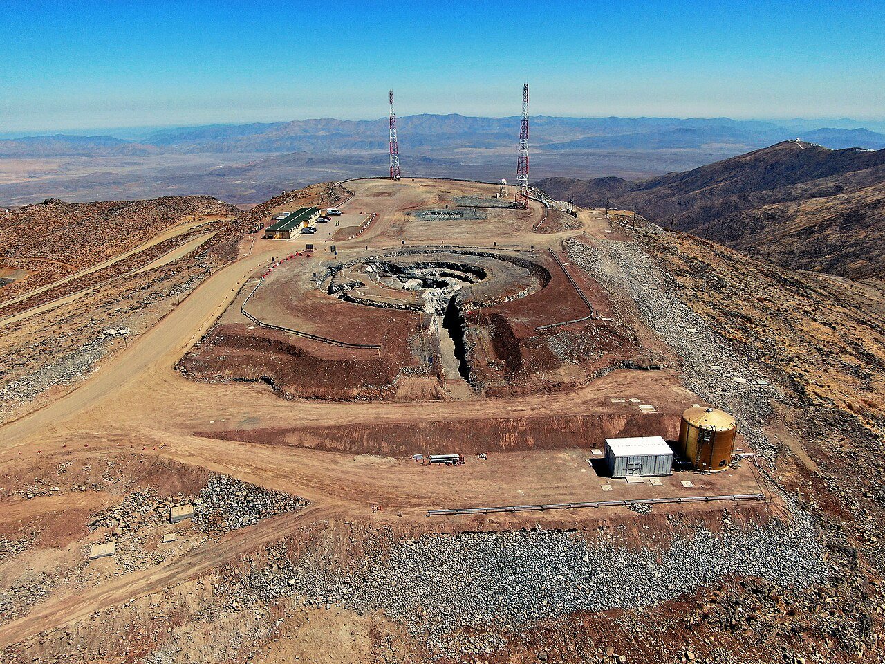 Vista aérea do canteiro de obras do Telescópio Gigante Magalhães no topo de uma montanha no Chile