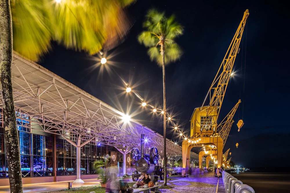 Estação das Docas, em Belém do Pará, iluminada à noite