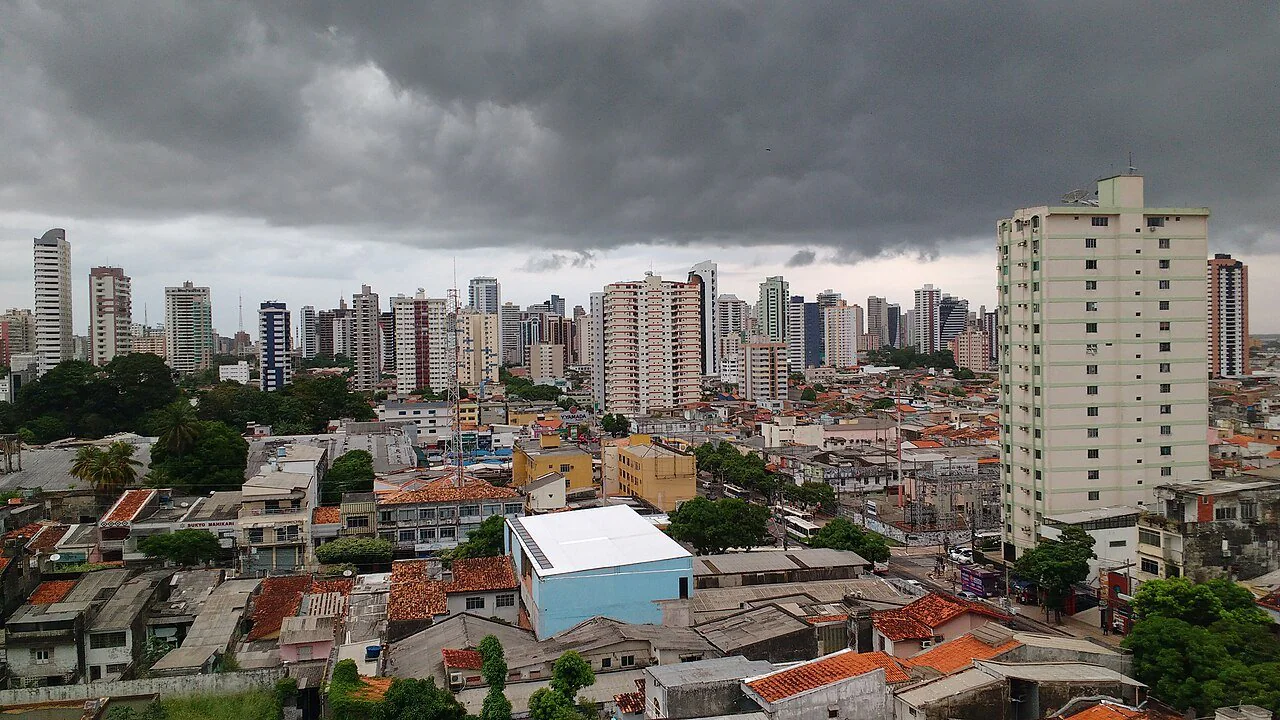 Vista de prédios e casas de Belém do Pará sob céu nublado